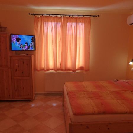 Napfeny Apartman Es Vendeghaz إيغيرسولوك المظهر الخارجي الصورة