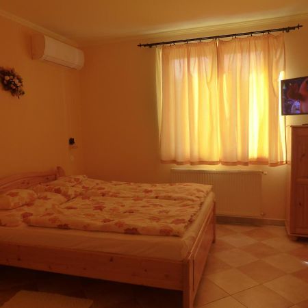 Napfeny Apartman Es Vendeghaz إيغيرسولوك المظهر الخارجي الصورة