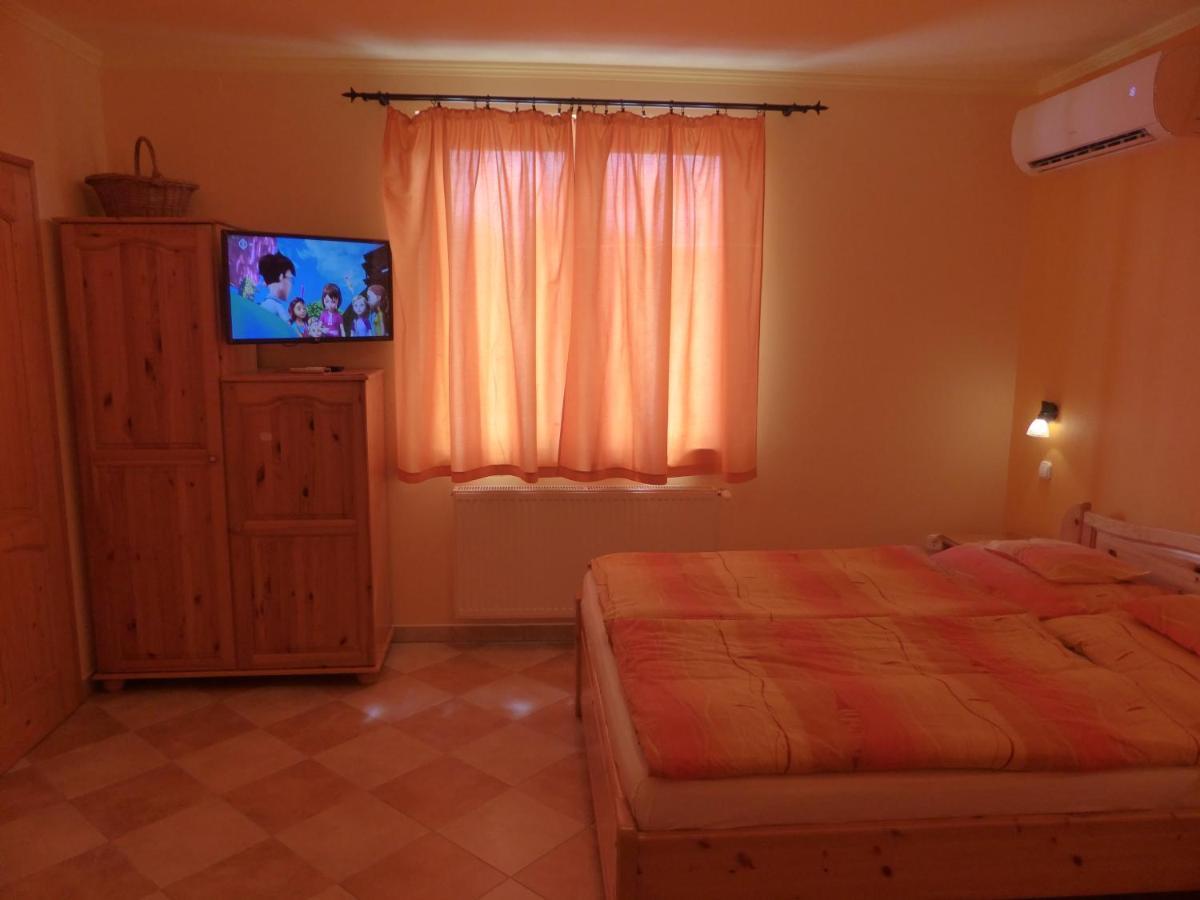 Napfeny Apartman Es Vendeghaz إيغيرسولوك المظهر الخارجي الصورة