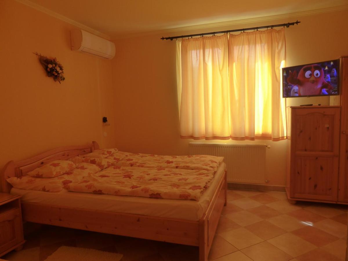Napfeny Apartman Es Vendeghaz إيغيرسولوك المظهر الخارجي الصورة