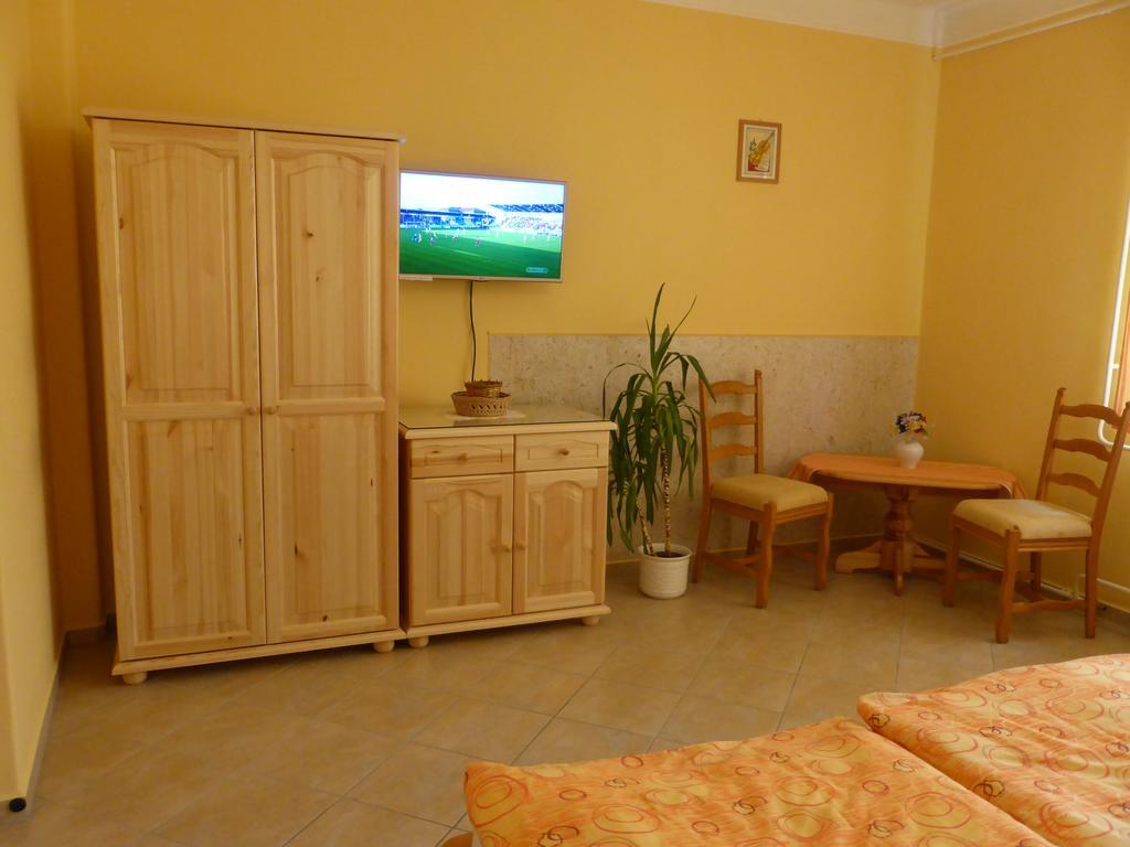 Napfeny Apartman Es Vendeghaz إيغيرسولوك المظهر الخارجي الصورة