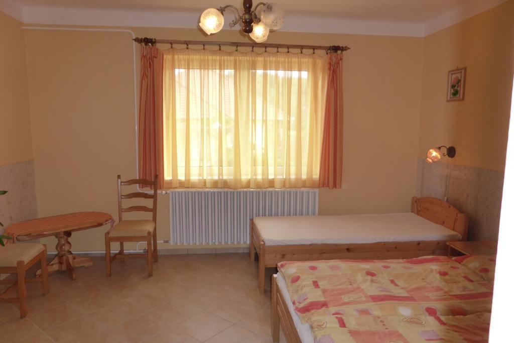Napfeny Apartman Es Vendeghaz إيغيرسولوك الغرفة الصورة
