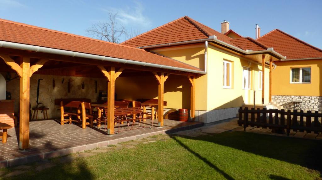Napfeny Apartman Es Vendeghaz إيغيرسولوك المظهر الخارجي الصورة