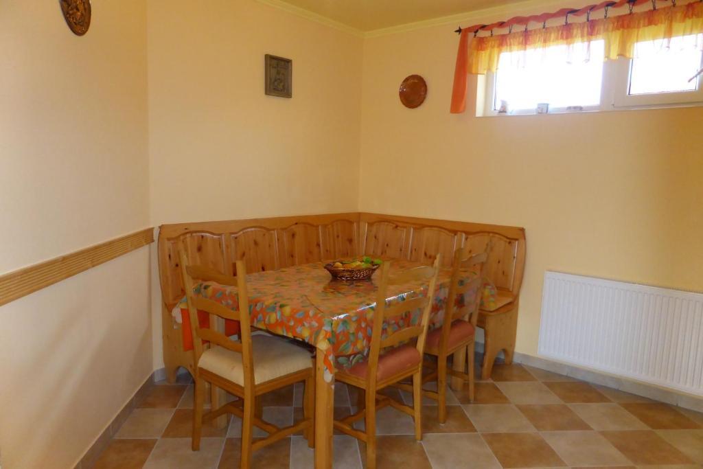 Napfeny Apartman Es Vendeghaz إيغيرسولوك الغرفة الصورة