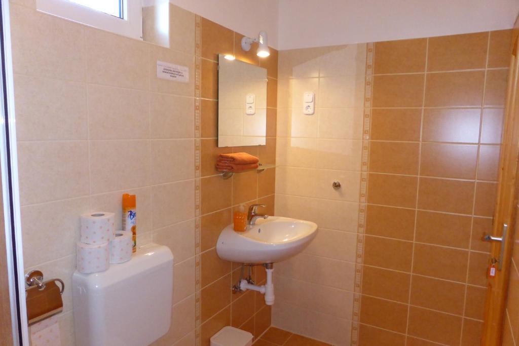 Napfeny Apartman Es Vendeghaz إيغيرسولوك الغرفة الصورة