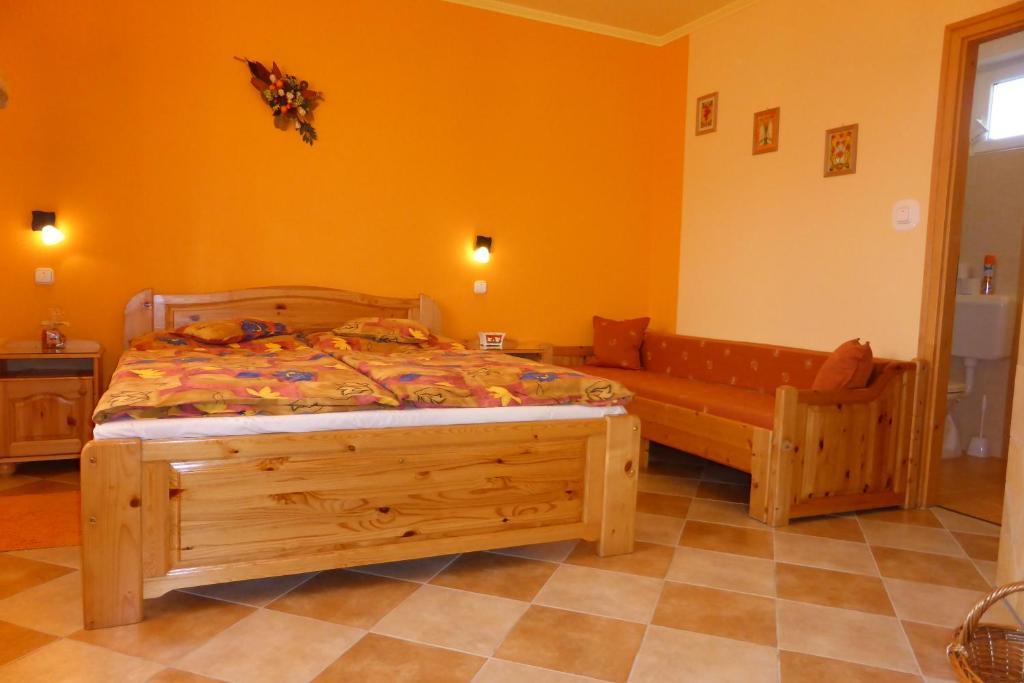 Napfeny Apartman Es Vendeghaz إيغيرسولوك الغرفة الصورة